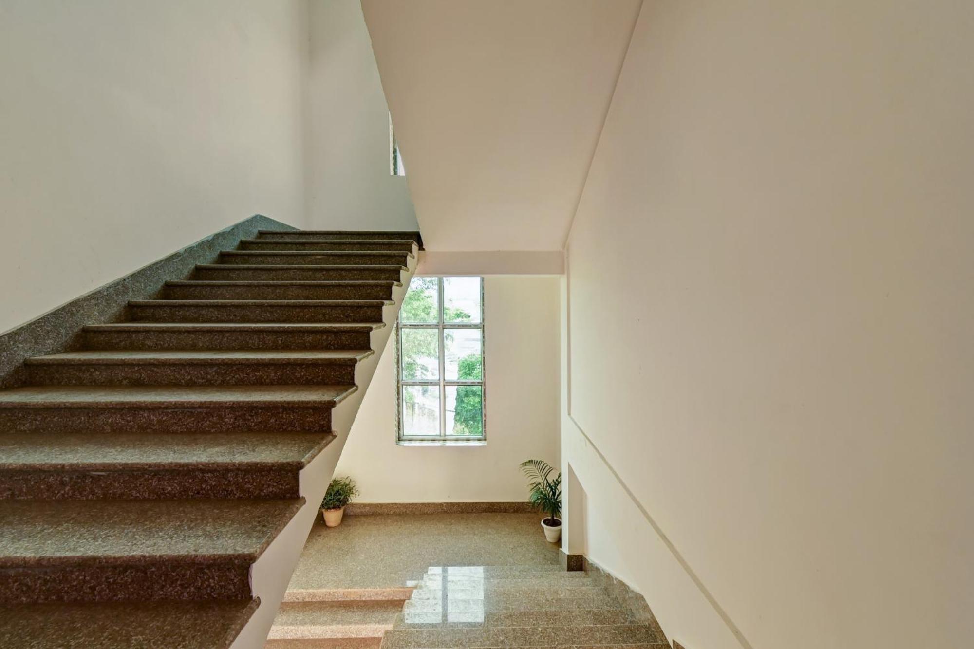 Oyo Flagship The Brahmaputra Homestay グワーハーティー エクステリア 写真