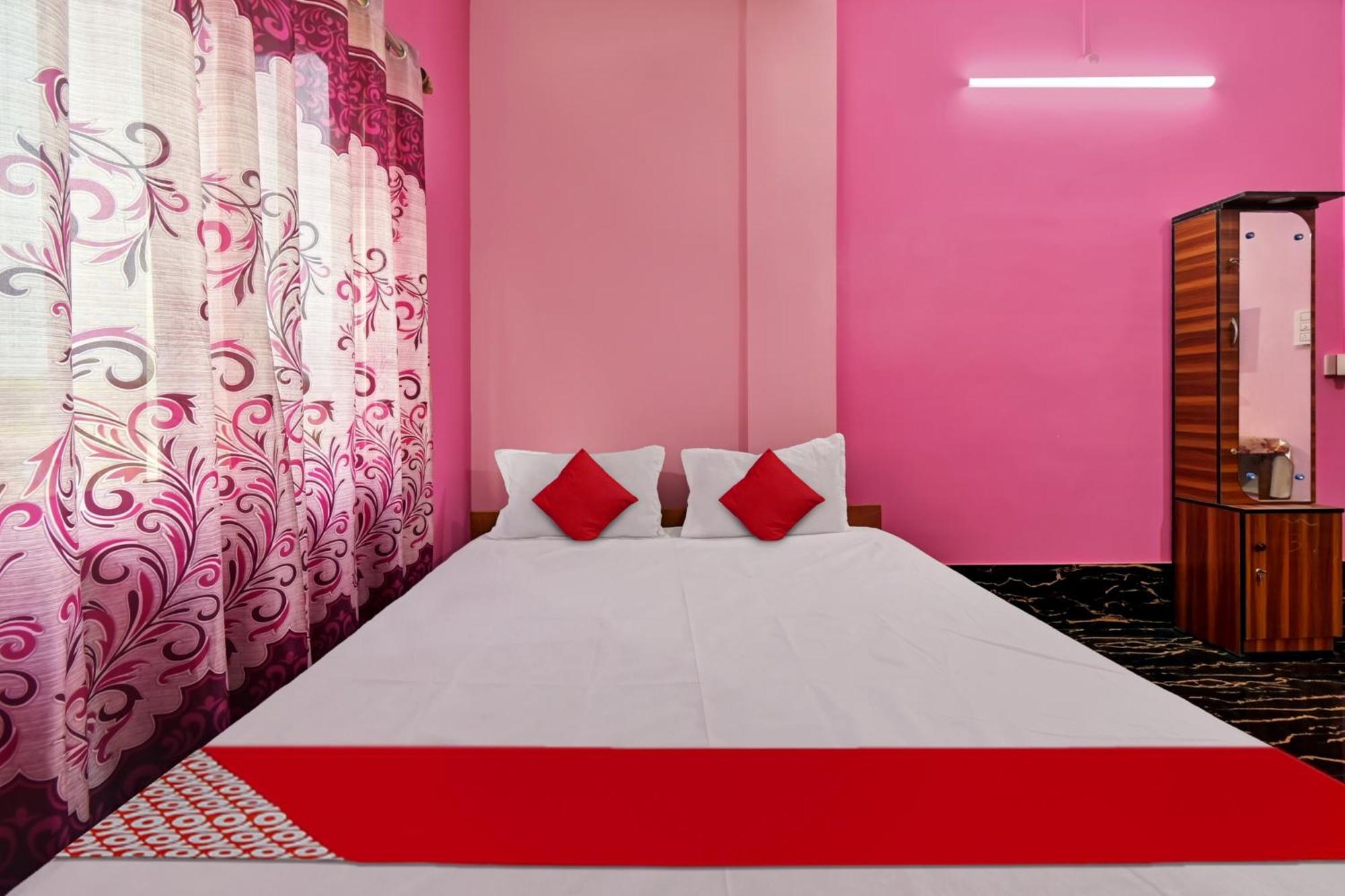 Oyo Flagship The Brahmaputra Homestay グワーハーティー エクステリア 写真