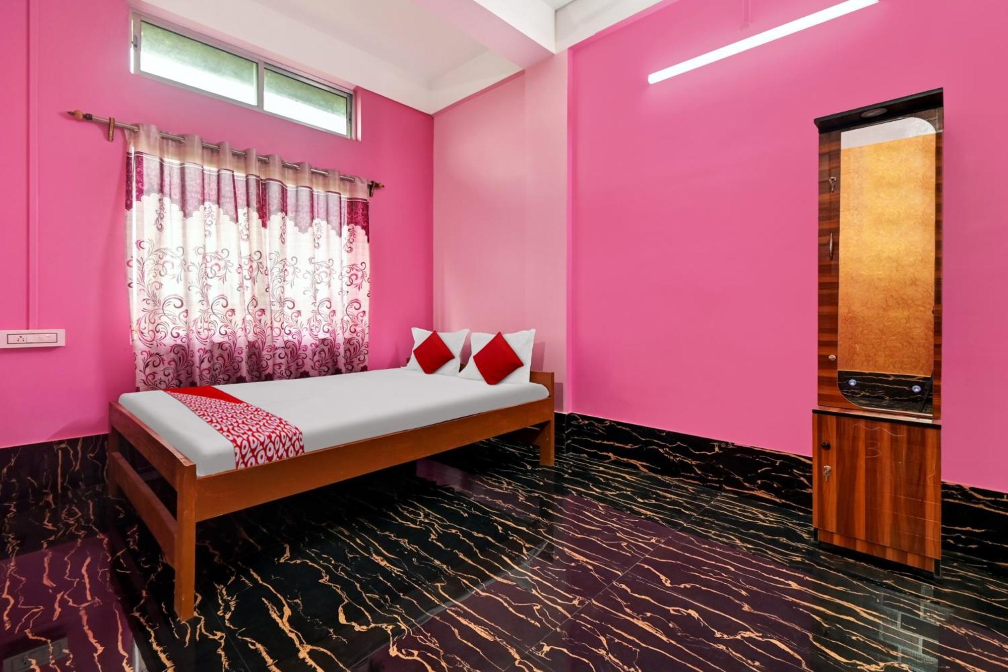 Oyo Flagship The Brahmaputra Homestay グワーハーティー エクステリア 写真